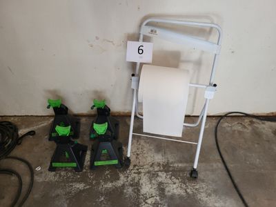 un distributeur de papier toilette et un rouleau de papier toilette par terre