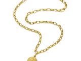 un collier en or composé d'une chaîne et d'une pièce, sur fond blanc