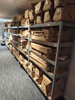une pièce où les étagères sont remplies de cartons et de sacs