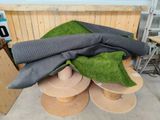 un tas d'herbe verte posé sur des bobines en bois