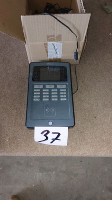 une boîte contenant une calculatrice et une boîte sur laquelle figure un chiffre