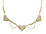 gros plan d'un collier en or sur fond blanc