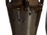 trois vases posés l'un à côté de l'autre sur une surface blanche