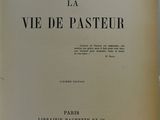 la couverture d'un livre avec une image en noir et blanc du titre