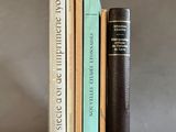 plusieurs livres sont empilés sur une table