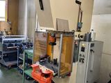 une machine qui se trouve dans une pièce avec de nombreux outils