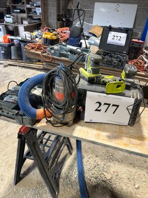 une photo d'un établi avec beaucoup d'outils dessus