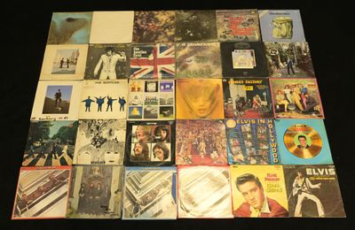 une grande collection de CD de musique posée sur une table