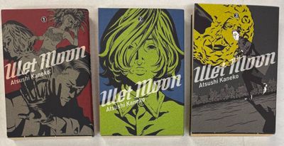 trois livres sont alignés sur une surface blanche avec un fond blanc