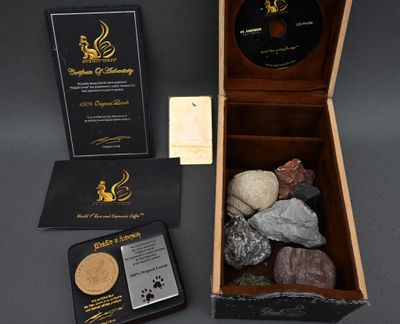 une image représentant une boîte contenant des cailloux et d'autres objets posée sur une table