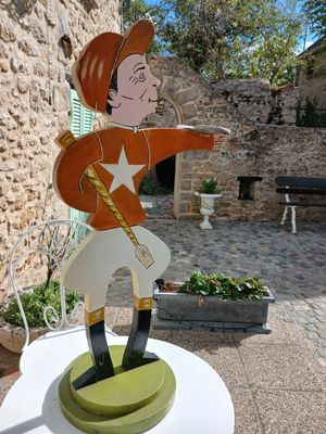 une statue en bois représentant un jockey sur un socle