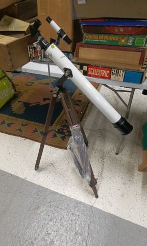 Télescope sur trépied