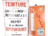 deux panneaux exposés sur une surface blanche
