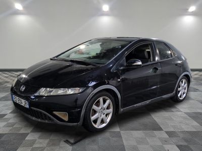 une photo d'une Honda Civic noire sur un sol à damier