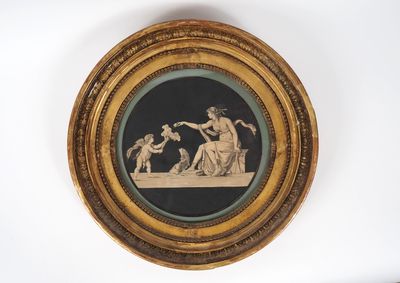 une image d'un tableau sur le mur d'une pièce