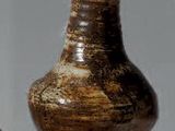 trois vases exposés dans une vitrine