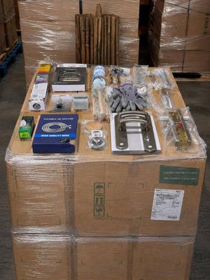 une boîte sur laquelle sont posés plusieurs objets