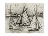 deux bateaux sur l'eau, avec un bâtiment en arrière-plan