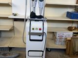 une machine posée sur un chariot dans une pièce