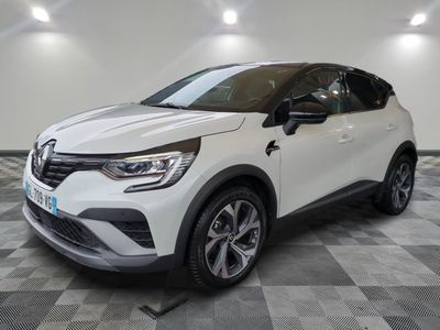 une voiture blanche garée dans un garage au sol en damier