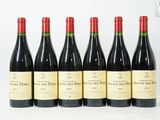 six bouteilles de vin rouge sont alignées