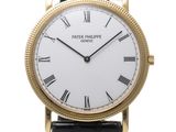 gros plan d'une montre-bracelet avec des chiffres romains