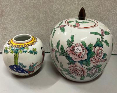 deux vases posés l'un à côté de l'autre sur une table
