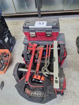 de nombreux outils qui traînent par terre dans le garage