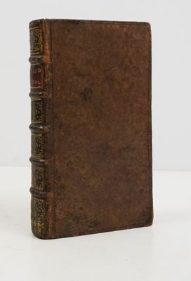un vieux livre posé sur une table blanche