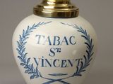 un vase bleu et blanc avec un couvercle doré
