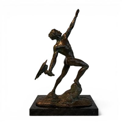 statue en bronze représentant un homme tenant un oiseau sur un rocher