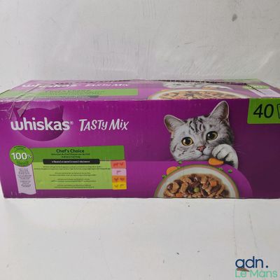 une boîte de nourriture pour chat posée sur une table