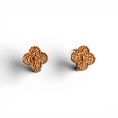 une paire de boucles d'oreilles ornées d'un cœur sur un fond blanc