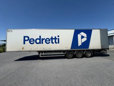 un camion semi-remorque garé dans un parking