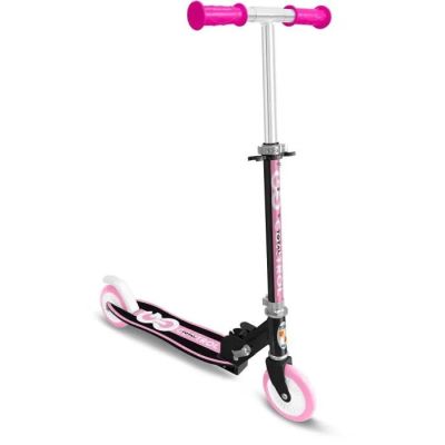 gros plan d'un scooter rose sur fond blanc