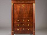 une commode ancienne avec un plateau en marbre