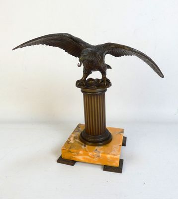 statue d'un aigle sur un socle, sur fond blanc