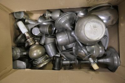 une boîte en carton remplie de toutes sortes de casseroles et de poêles