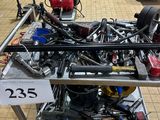 la photo d'une table sur laquelle sont posés de nombreux outils