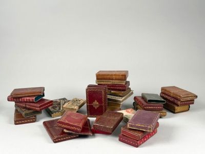 plusieurs livres empilés sur une table