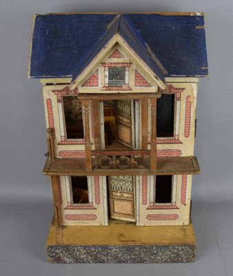 une maison de poupées avec un toit bleu et deux étages sur la façade