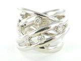 une image représentant une bague en argent sertie de diamants sur fond blanc