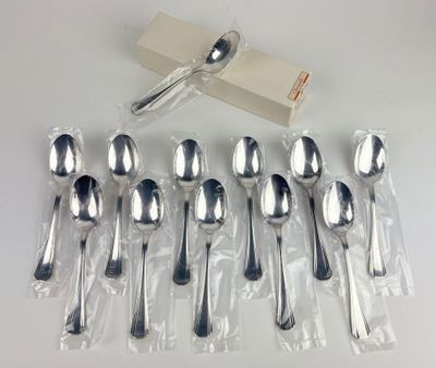 beaucoup de cuillères en argent et de cuillères à soupe sur la table