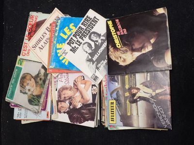 un grand nombre de livres posés sur une table