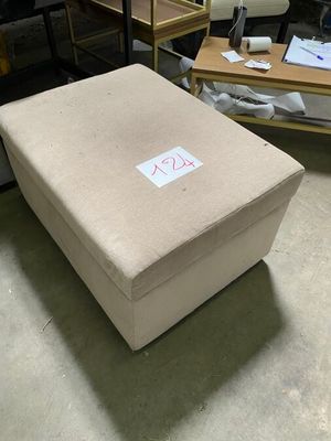1 POUF COFFRE en tissu beige. 80x60x46 cm