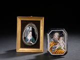 deux miniatures représentant une femme et un enfant, dans un cadre doré