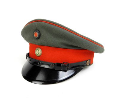une image représentant un chapeau rouge et vert sur fond blanc