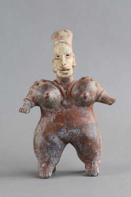 une vieille figurine représentant un homme coiffé d'un chapeau