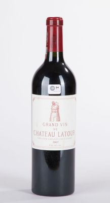 une bouteille de vin posée sur une table