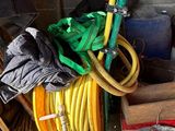 un tas de tuyaux et d'autres objets dans un garage